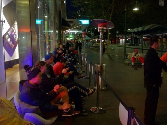 Apple-Fans-Patiently-Wait-in-Line-to-Get-the-iPhone-5-2.jpg
