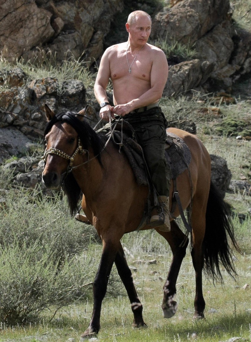 [Image: Chelsea-Handler-Spoofs-Putin-s-Topless-H...3754-2.jpg]