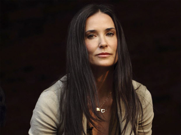 Demi-Moore-Goes-Hysterical-After-Seeing-Photos-of-Ashton-Kutcher-Kissing-Mila-Kunis-2.jpg