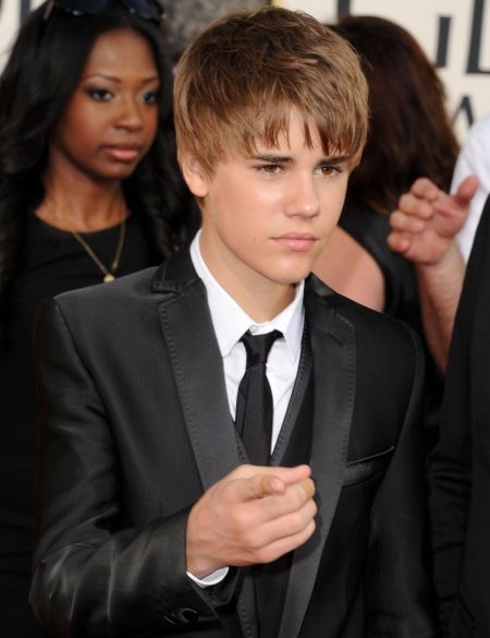 justin bieber at the golden globes red carpet. Golden Globes 2011: Justin Bieber hits red carpet with new haircut