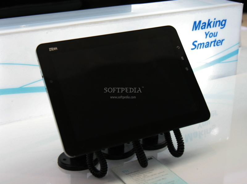Hands-On-at-MWC-2011-With-ZTE-s-V11-Tablet-2.jpg