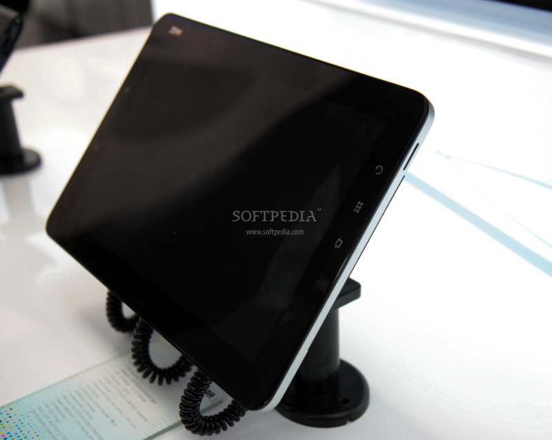 Hands-On-at-MWC-2011-With-ZTE-s-V11-Tablet-3.jpg