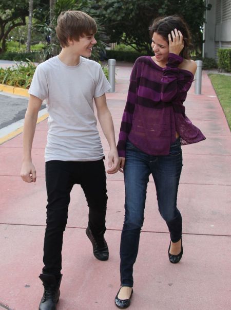 Image comment Justin Bieber and Selena Gomez enjoy a walk together 