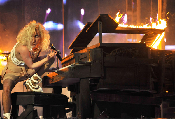 Image comment Lady Gaga is a total pro after she falls from her piano in