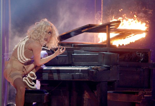 Image comment Lady Gaga performs Speechless on flaming piano 