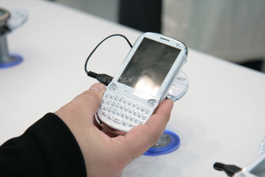 http://i1-news.softpedia-static.com/images/news2/MWC-2011-Hands-on-with-ALCATEL-ONE-TOUCH-806-and-807-5.jpg