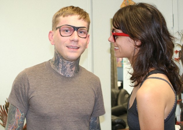 Image comment Man gets pair of sunglasses tattooed on his face