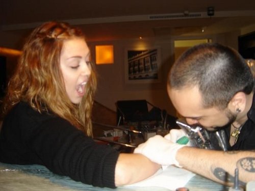 Miley Cyrus se hace nuevo tatuaje (el sexto) en Brasil