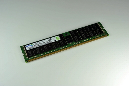 SAMSUNG-Shows-World-s-First-16-GB-DDR4-RDIMM-Memory-2.jpg