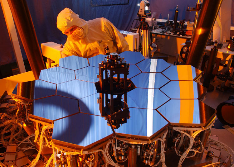 Fully functional, 1/6th scale model of the JWST mirror in optics testbed