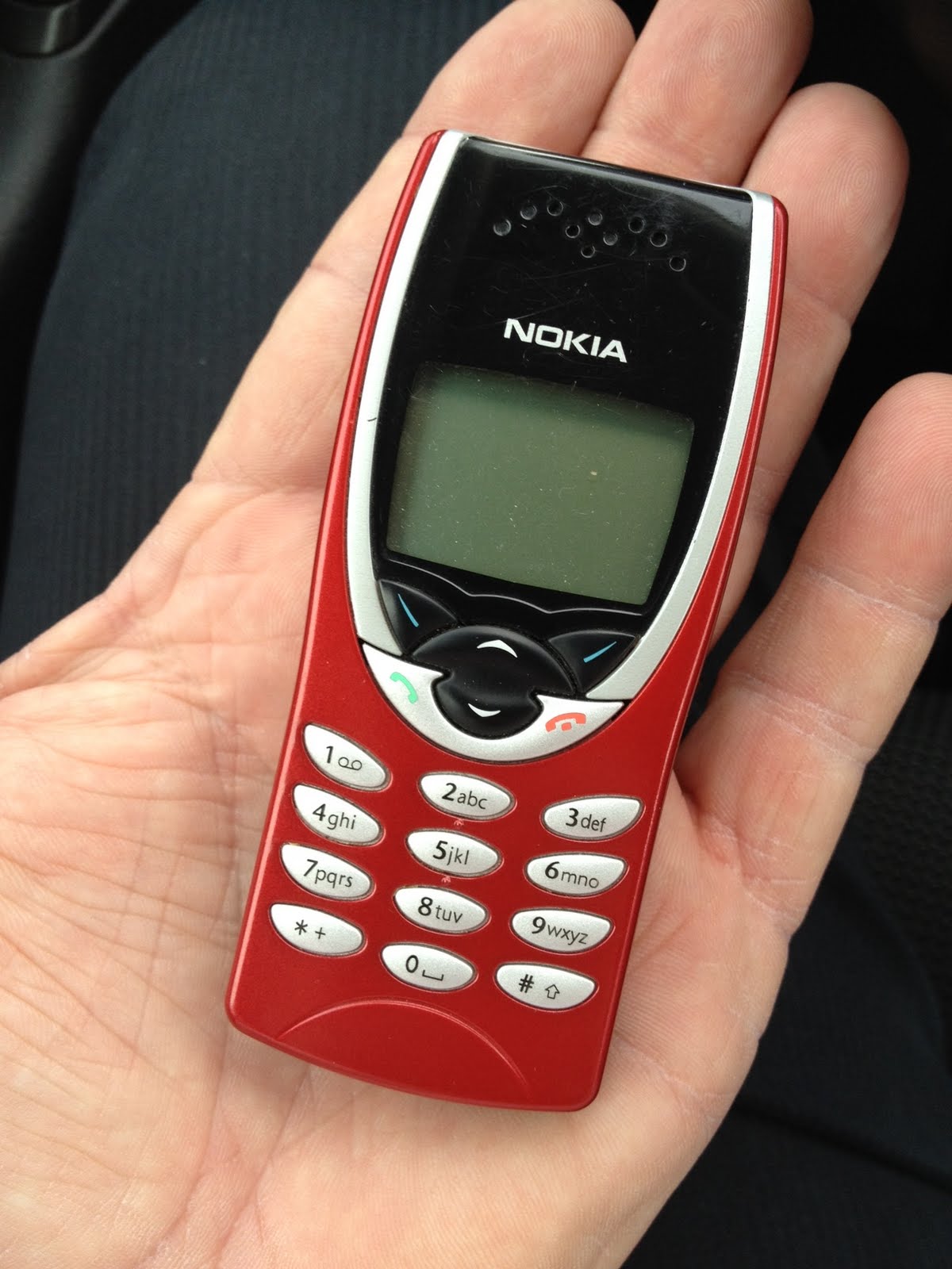 Le Nokia 8210 : un téléphone portable compact et élégant qui a marqué –  Vintage Mobile